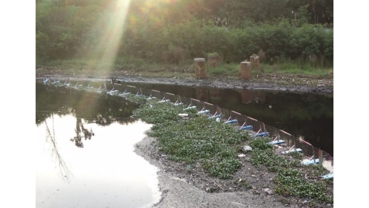 This is a passive system that requires no external energy to operate. The surface speed of the water does the work. It is fixed on both banks or one end is anchored in the water, as needed. It is deployed where the watercourse crosses a road or has road access