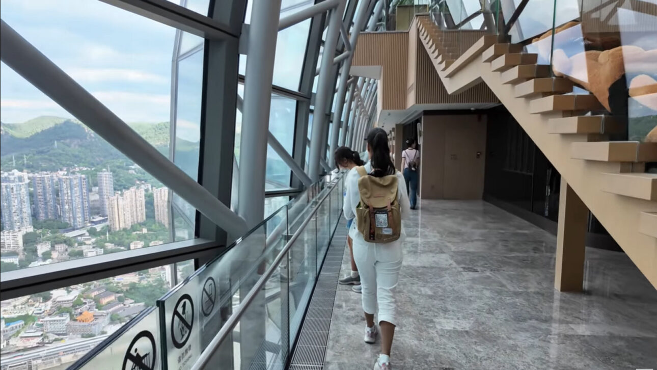 Edifício deitado na China impressiona ao ser suspenso a 250 metros de altura