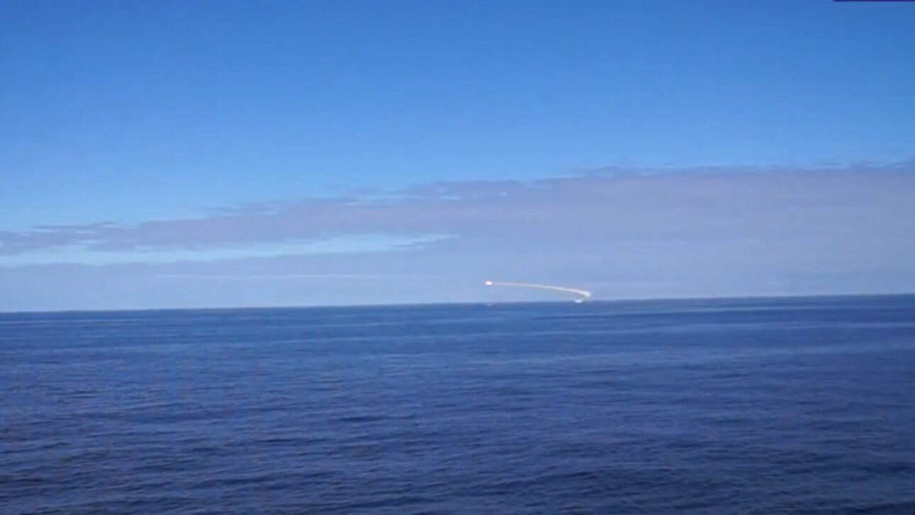 Submarino russo lança míssil
