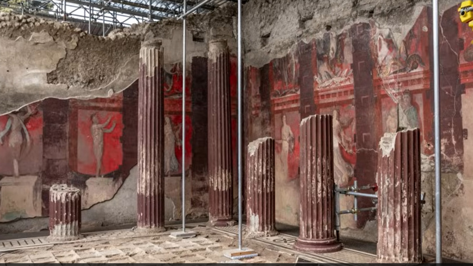 Quando ninguém esperava, surge em Pompeia um salão de banquetes impressionante com megalografia, afrescos em três paredes e personagens quase em tamanho real retratando a procissão de Dionísio