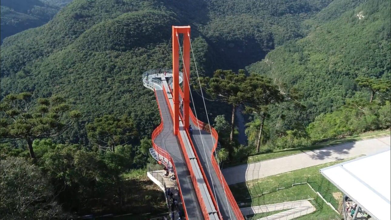 Plataforma de vidrio llama la atención en Brasil