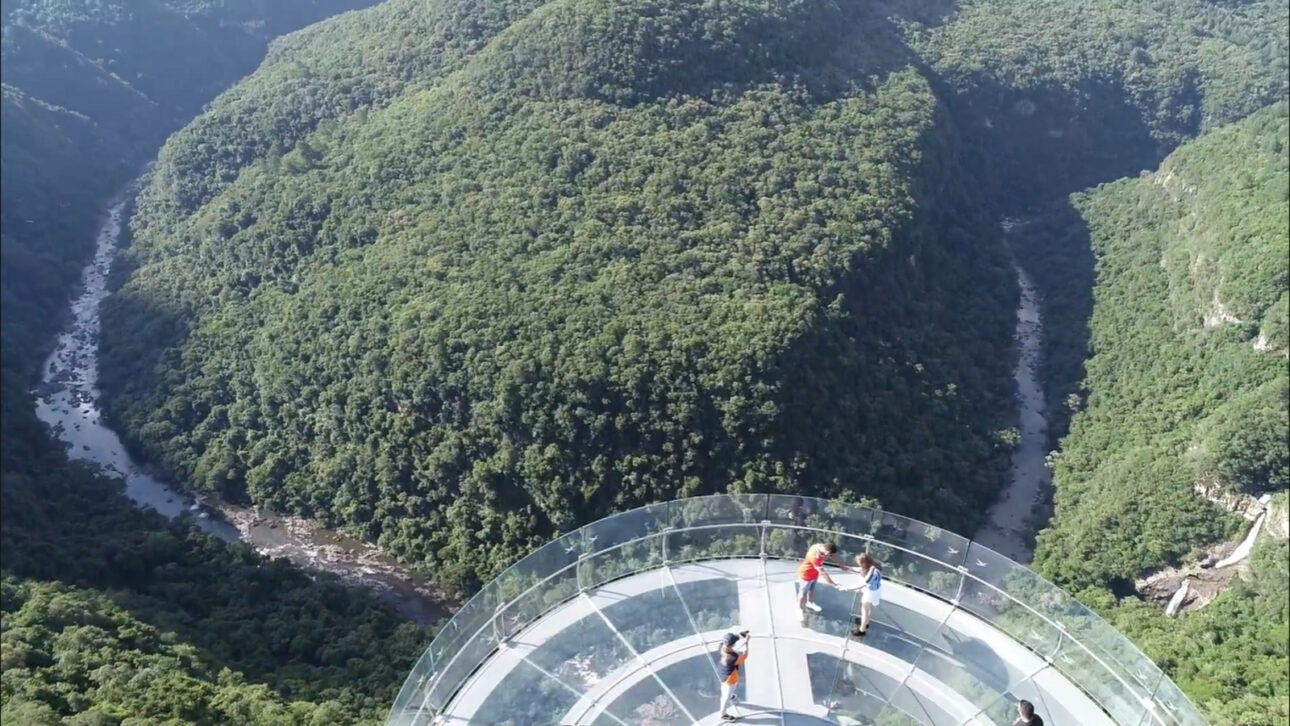 Plataforma de vidrio llama la atención en Brasil