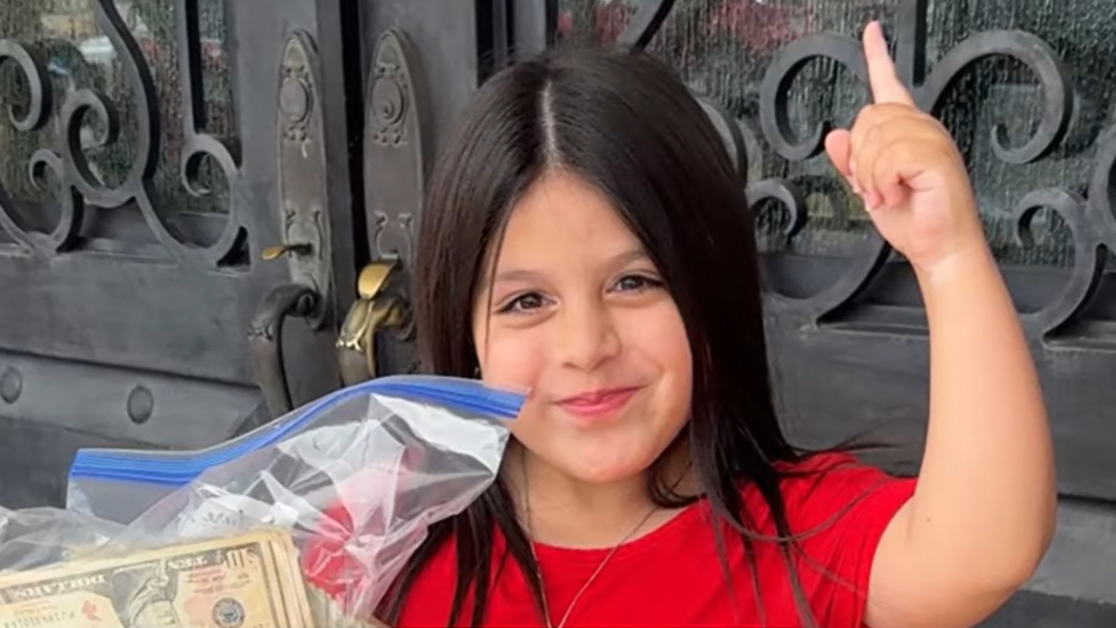 Menina de 11 anos arrecada quantia vendendo limonada e ajuda a família