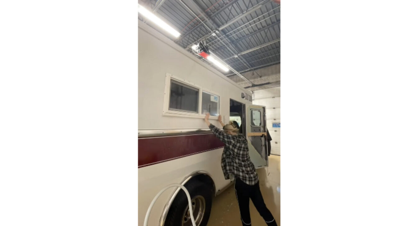 Ela transformou uma ambulância em casa sobre rodas