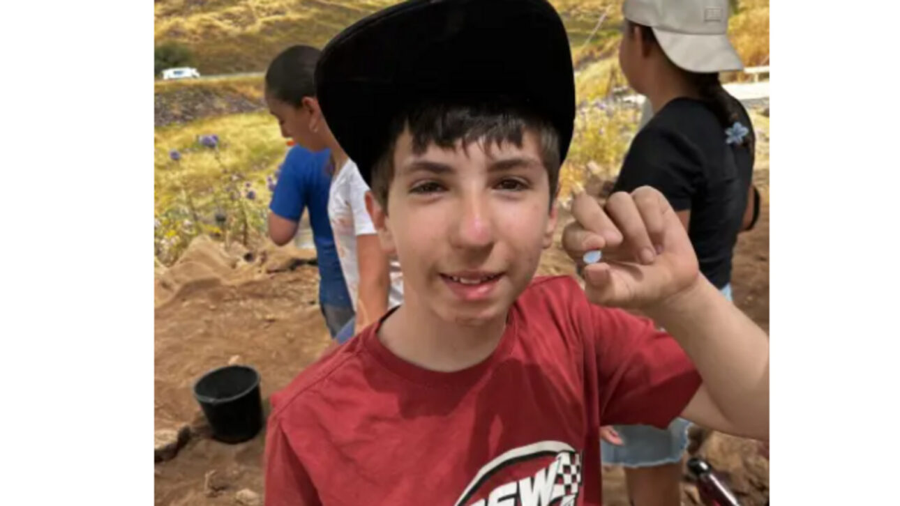 Menino acha pedra preciosa