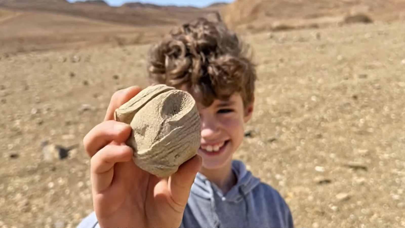 Menino de 8 anos achado estatueta rara
