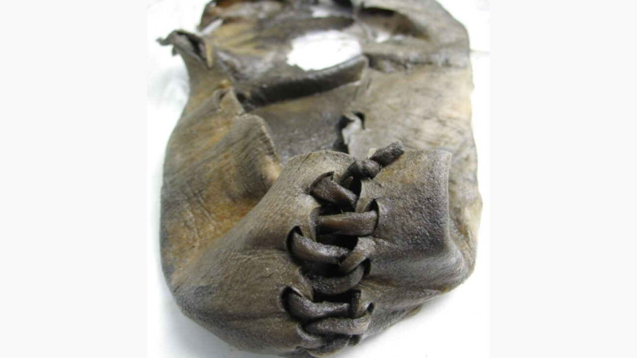 Sapato de 3.400 anos encontrado no degelo da Noruega levou arqueólogos a recuperar 4.500 artefatos preservados sob o gelo.