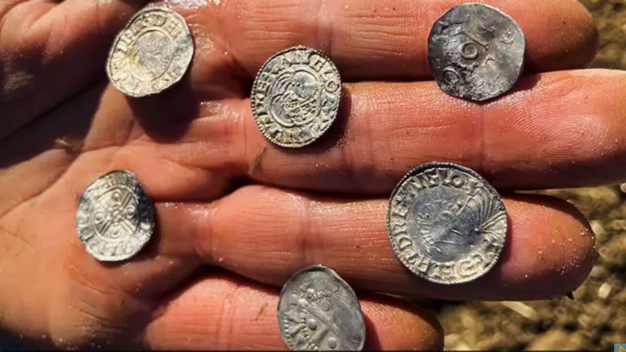Dos entusiastas con detectores de metal descubren el mayor tesoro vikingo de monedas de la historia de Noruega, con 2.970 piezas de plata enterradas alrededor de 1047