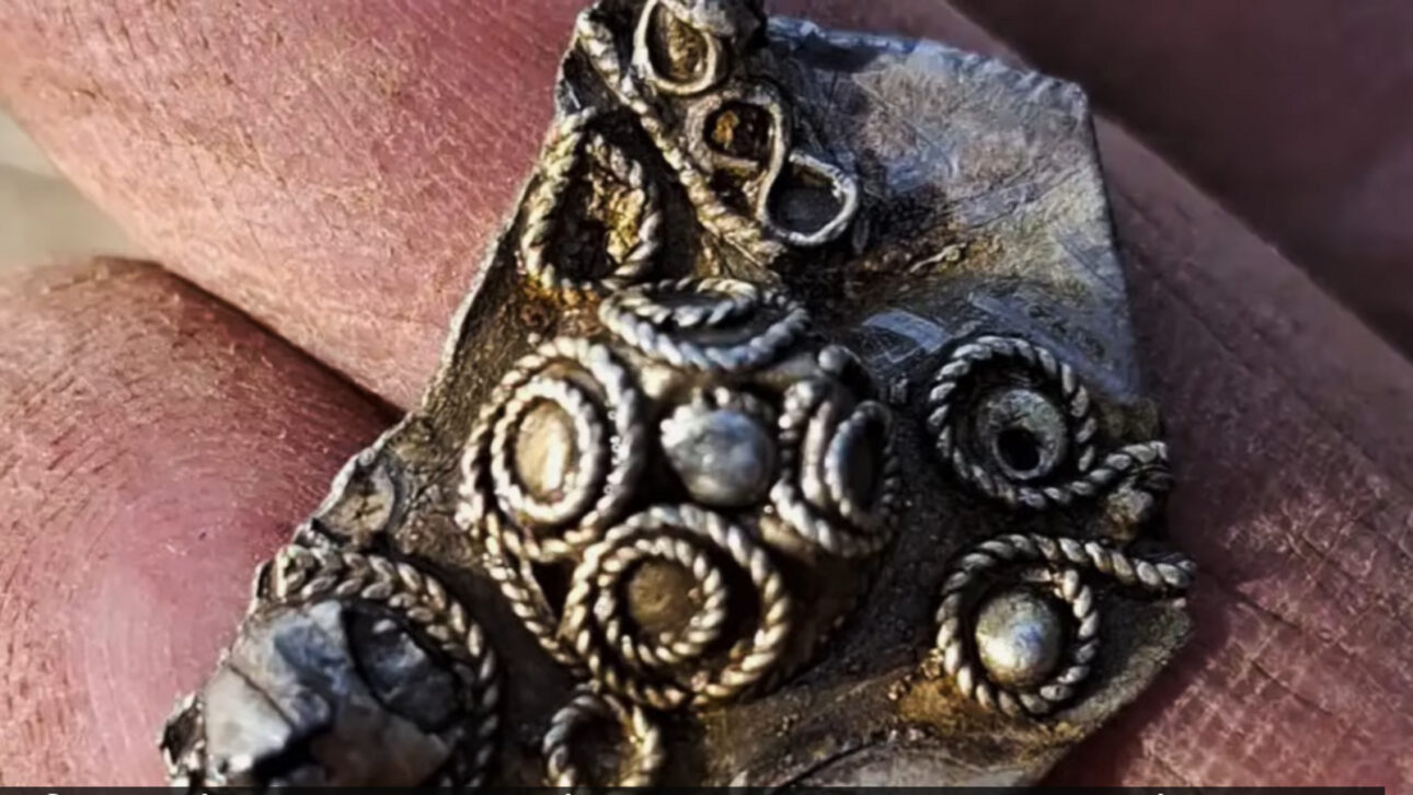 Dos entusiastas con detectores de metal descubren el mayor tesoro vikingo de monedas en la historia de Noruega, con 2.970 piezas de plata enterradas alrededor de 1047