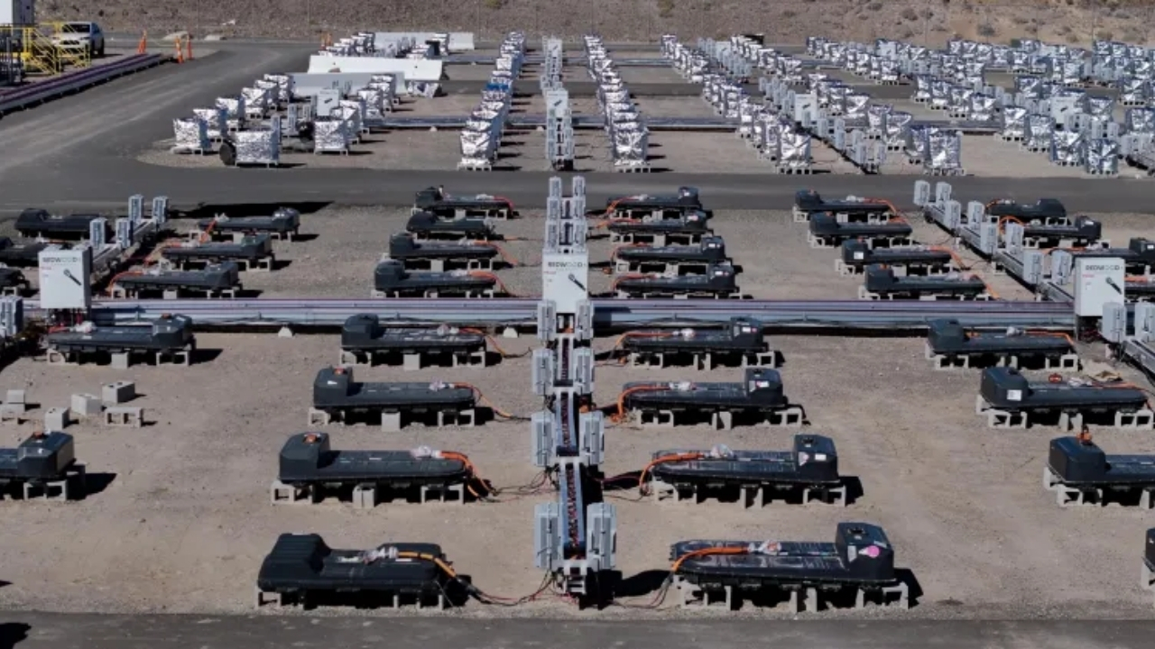 Carros elétricos da GM levam recarga bidirecional à rede elétrica com baterias de íon-sódio e armazenamento de energia.