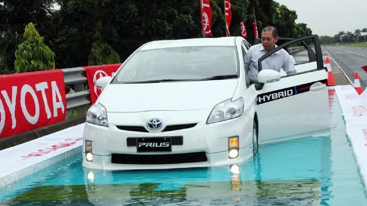 Electric cars and hybrid cars in floods: risks in flooded areas and loss of warranty.