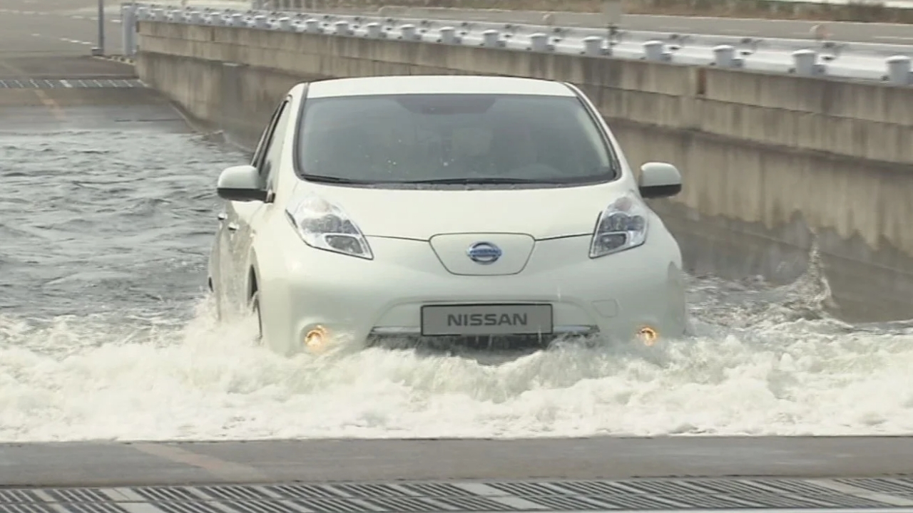 Electric cars and hybrid cars in floods: risks in flooded areas and loss of warranty.