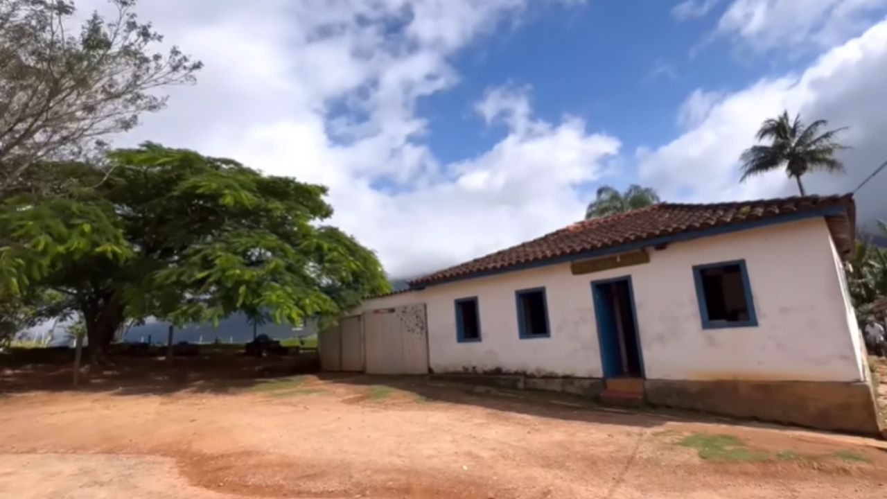 In Serra da Canastra, in Minas Gerais, an old house preserves artisanal cheese, family relics, and a way of living from other times.