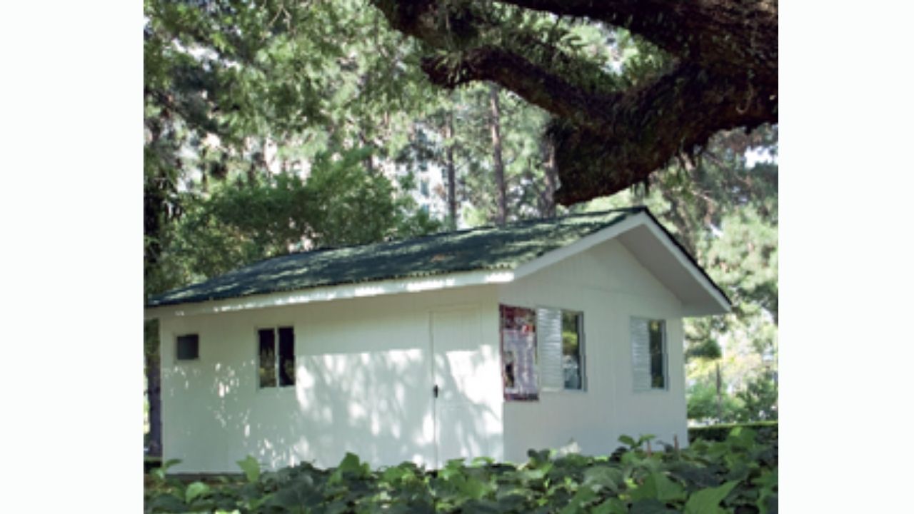 PVC House with Concrete-PVC reduces costs compared to conventional masonry and uses modular panels in popular housing.