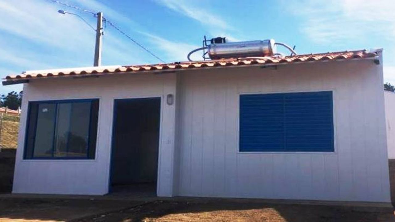 PVC House with Concrete-PVC reduces costs compared to conventional masonry and uses modular panels in popular housing.