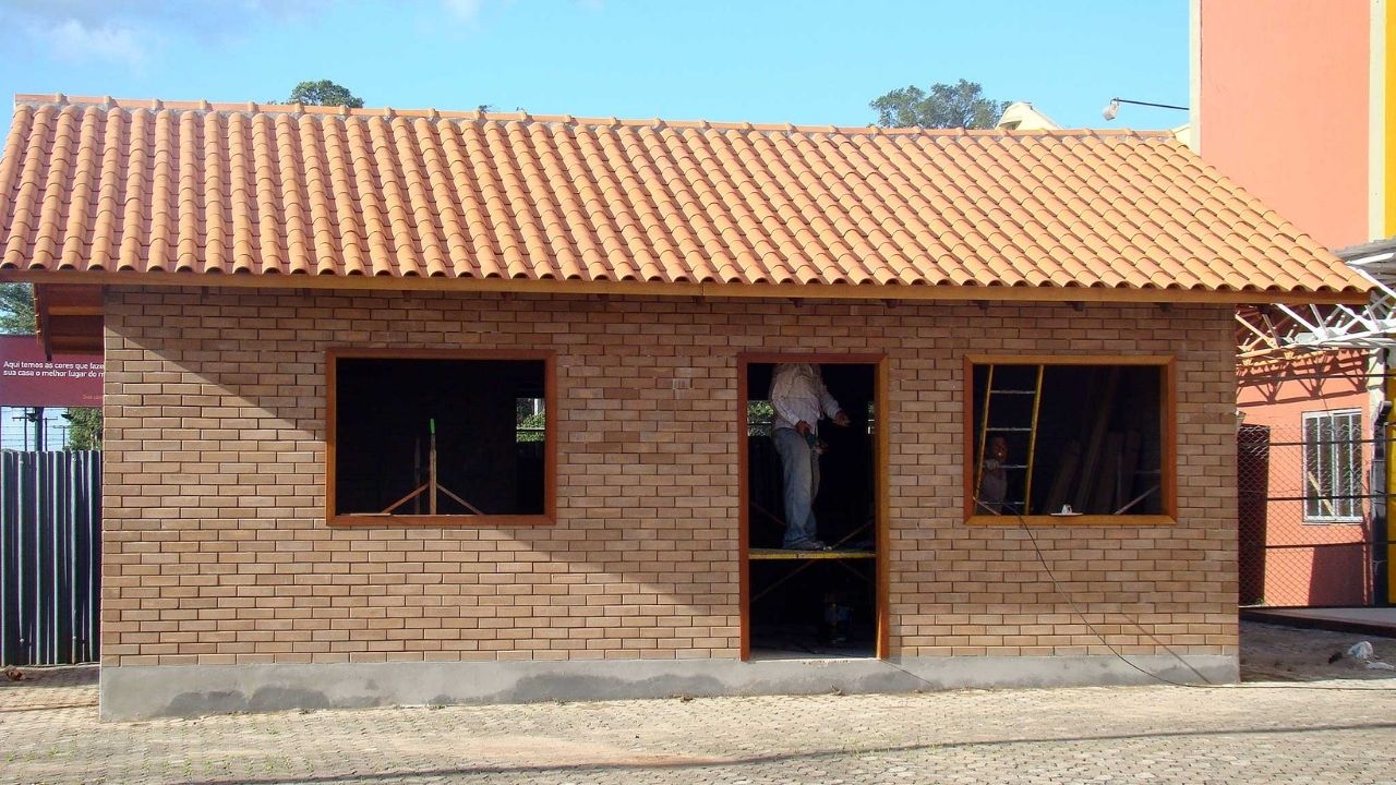 House made with debris in Sapucaia do Sul used construction waste, recycled blocks, and technology for popular housing.