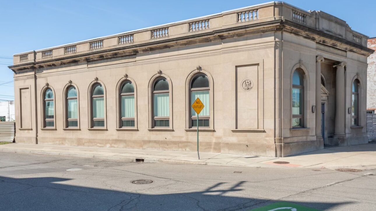Um antigo banco de Detroit, construído em 1925, foi convertido em residência unifamiliar em 2014. Agora está à venda por US$ 1,3 milhão. (Matteo Morrison)