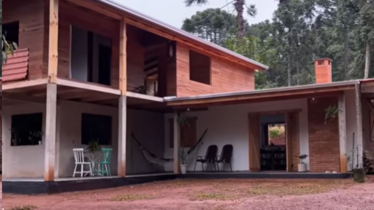 Pareja construye su propia casa sola en chacra de 5 mil m², enfrenta más de un año de obra y muestra el hogar inacabado que se convirtió en símbolo de fe.