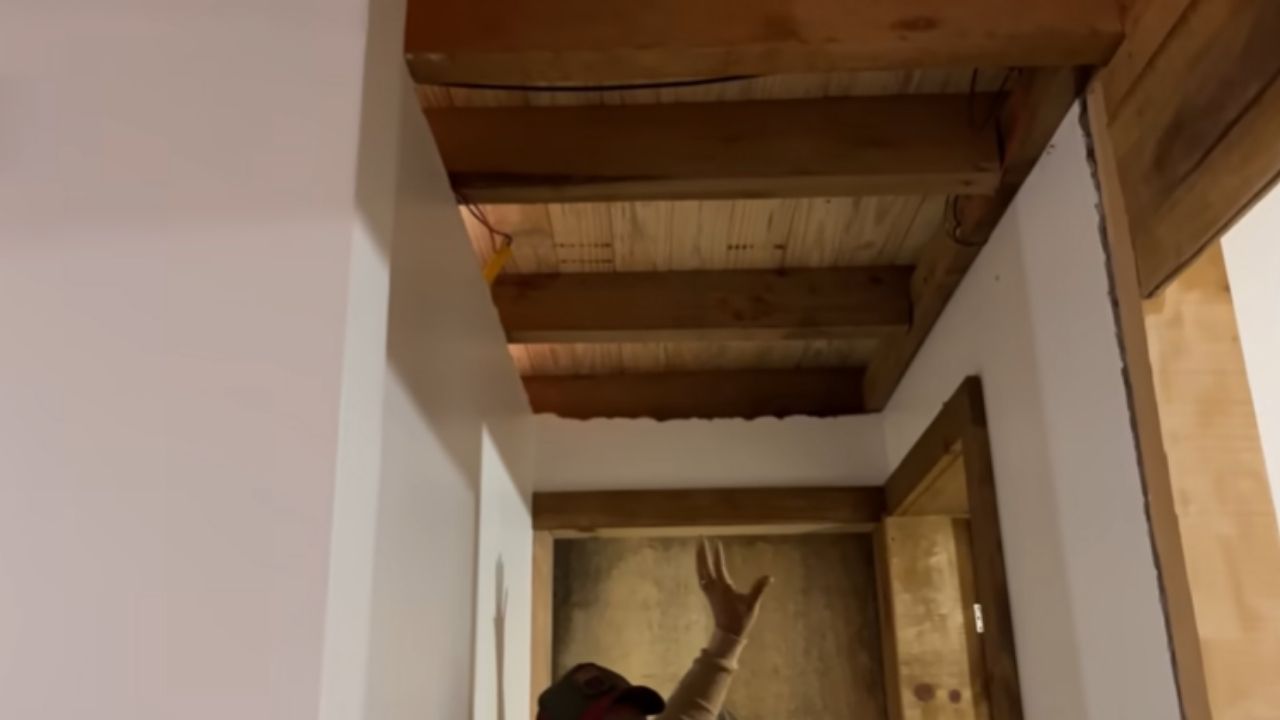 Casal constrói a própria casa sozinho em chácara de 5 mil m², encara mais de um ano de obra e mostra o lar inacabado que virou símbolo de fé.