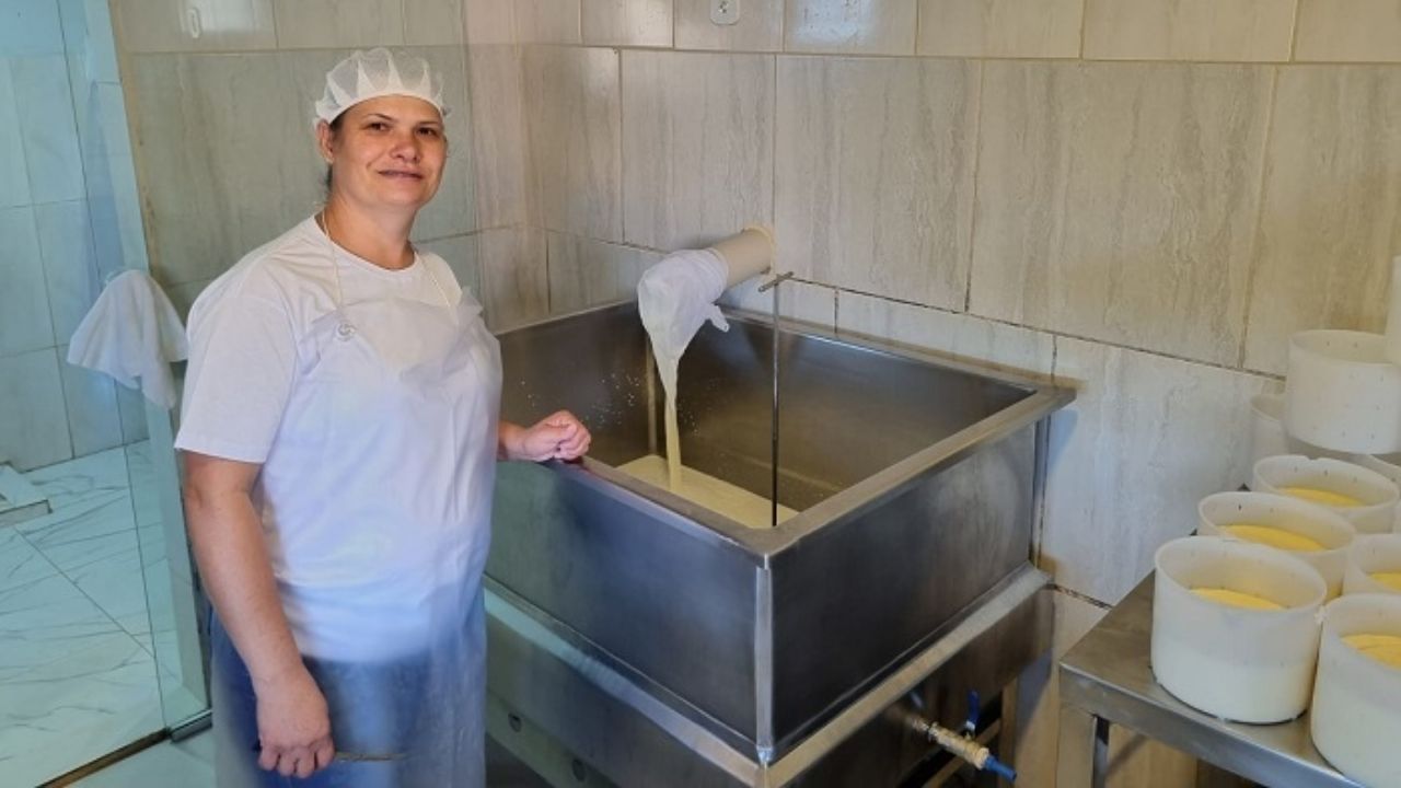 Queijo artesanal em Alexânia gana producción mayor tras Senar apoyar quesería familiar con técnica, leche y gestión en el campo.