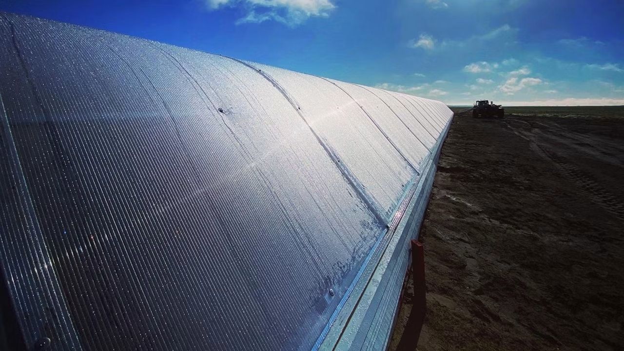 Estufa geotérmica em Wyoming usa tubos subterrâneos e calor da terra para colher frutas tropicais na neve.