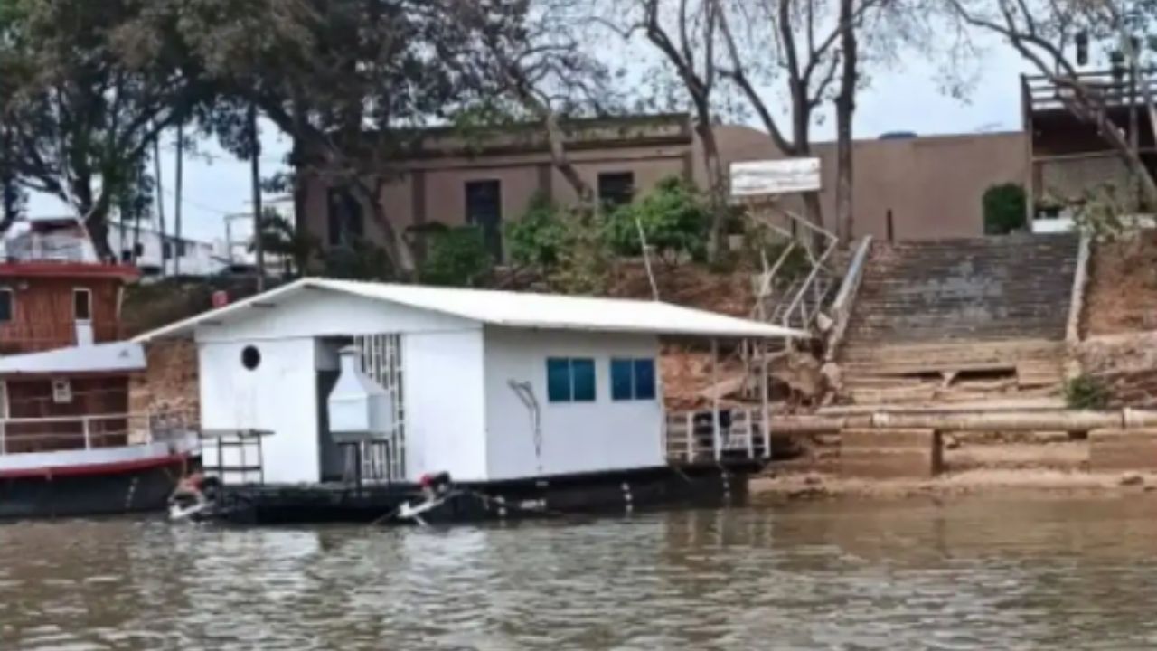 casa flutuante em Cáceres une energia solar, rio Paraguai e Marinha em projeto vistoriado para navegação e passeios.