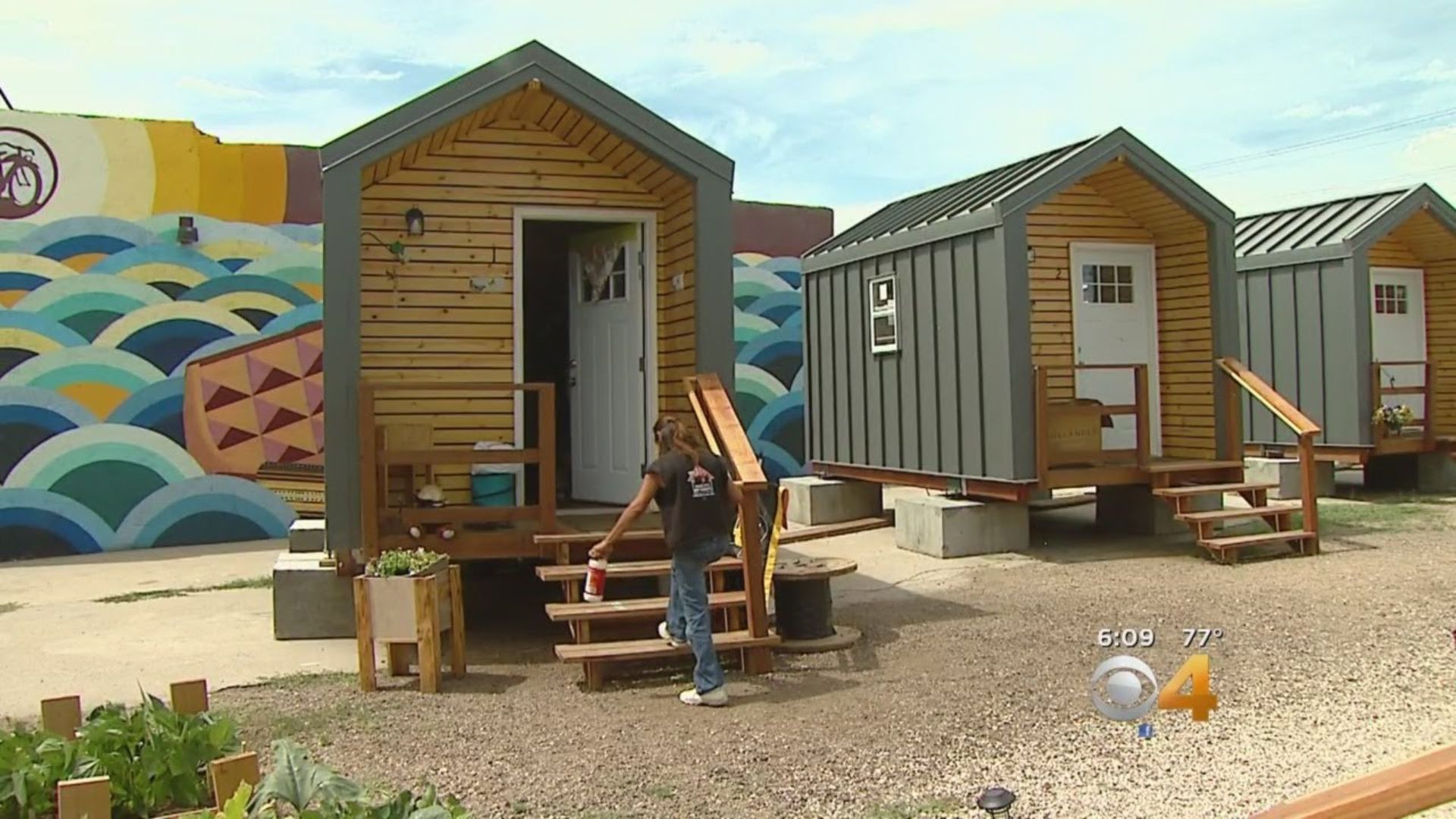 Casas minúsculas viraram alternativa de moradia para pessoas em situação de rua em Denver; vila de 2017 com 11 unidades já se expandiu para cerca de 150 casas.