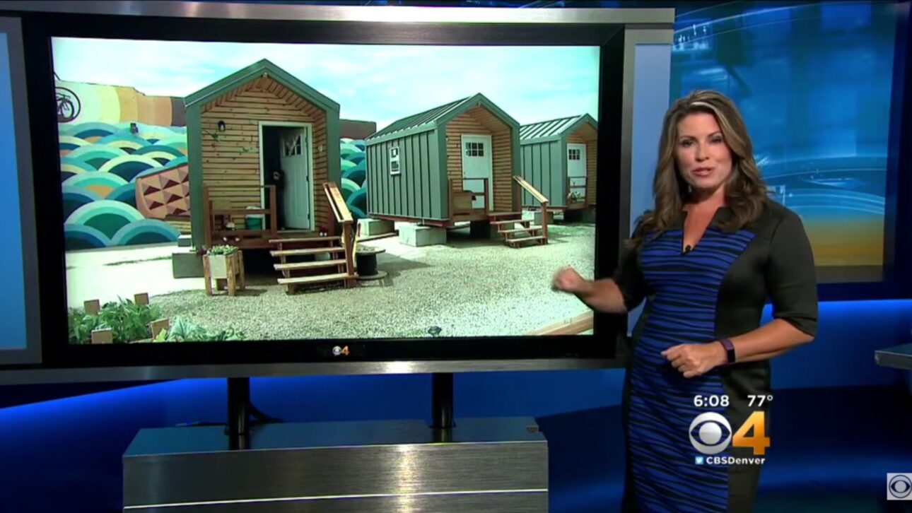 Casas minúsculas viraram alternativa de moradia para pessoas em situação de rua em Denver; vila de 2017 com 11 unidades já se expandiu para cerca de 150 casas.
