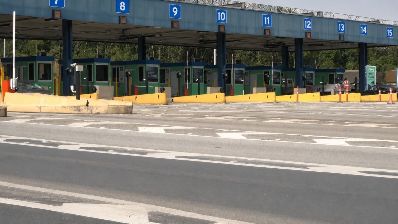 Cerca de 300 famílias de São José dos Pinhais pagam pedágio na BR-277, descem a Serra do Mar e relatam desvio para casa.