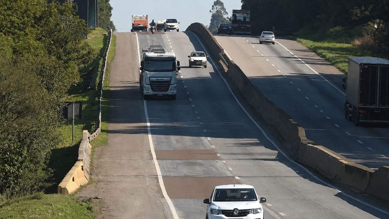 Cerca de 300 famílias de São José dos Pinhais pagam pedágio na BR-277, descem a Serra do Mar e relatam desvio para casa.