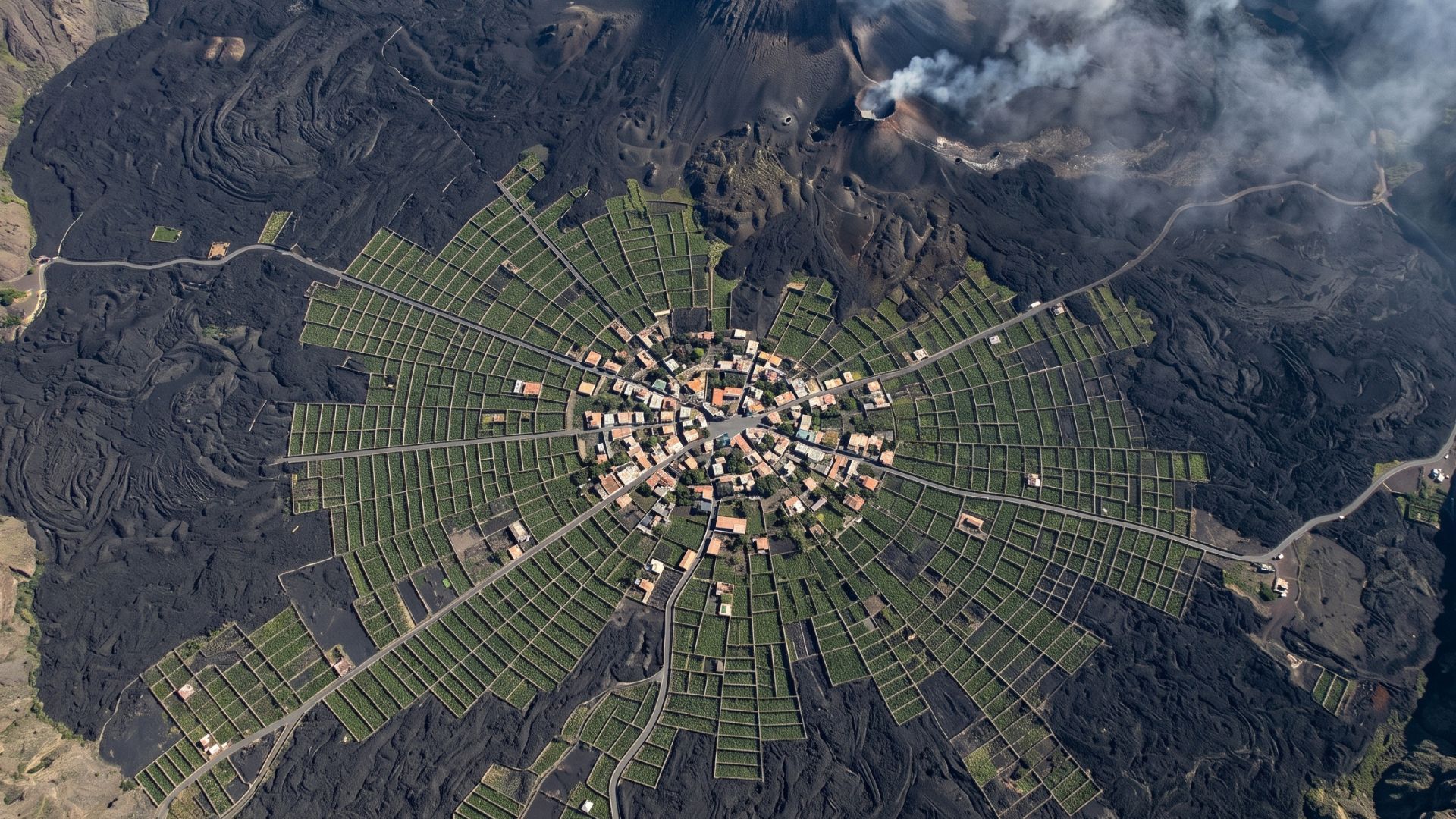 Chã das Caldeiras, em Cabo Verde, vive dentro da cratera do Pico do Fogo, foi destruída pela lava em 2014 e segue reconstruindo casas, vinhas e pousadas no mesmo lugar.