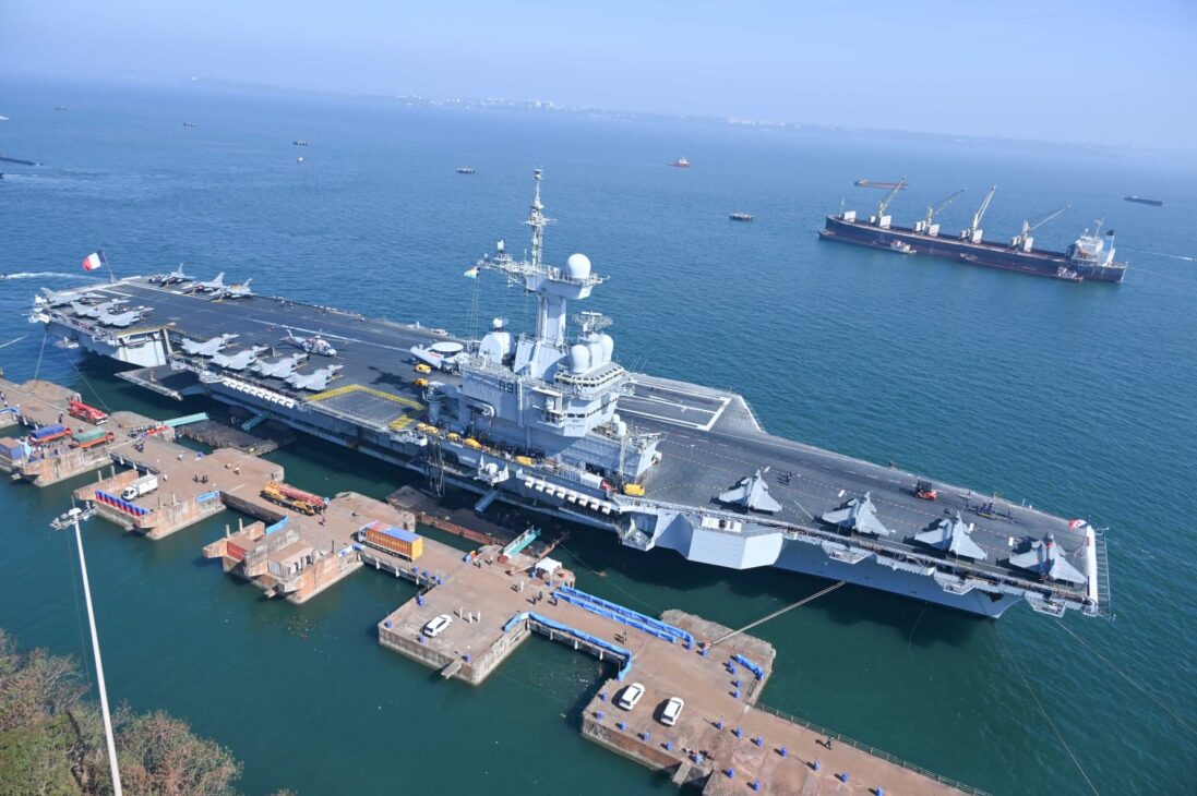 Porta-aviões francês Charles de Gaulle