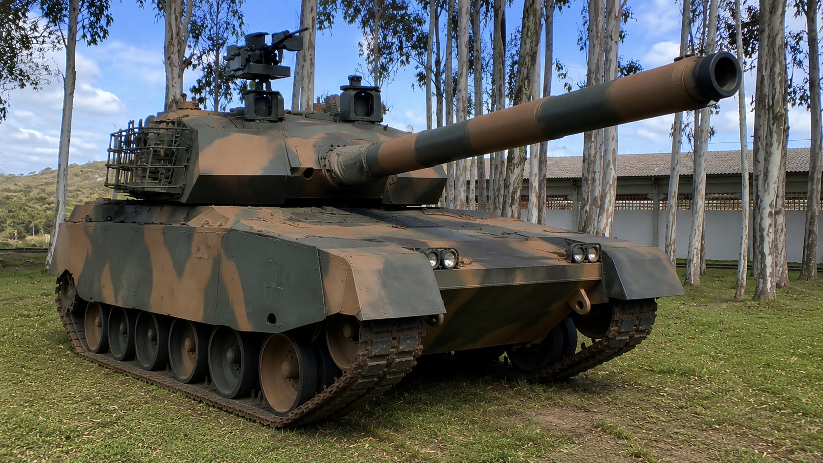 Protótipo do tanque brasileiro EE-T1 Osório exibido em área aberta, destacando o blindado desenvolvido pela Engesa que competiu contra tanques ocidentais em testes militares realizados na Arábia Saudita.