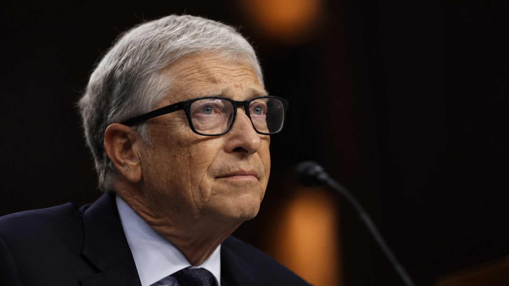 Bill Gates durante evento público nos Estados Unidos, em imagem que ilustra seu depoimento ao Congresso americano na investigação relacionada ao caso Jeffrey Epstein e à análise de documentos oficiais.