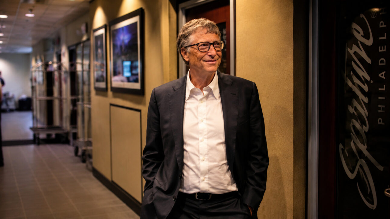 Bill Gates aparece solo en un corredor interno de edificio institucional, vistiendo traje oscuro y camisa blanca. La imagen ilustra el artículo sobre su testimonio al Congreso de los Estados Unidos en la investigación relacionada con los contactos con Jeffrey Epstein y el análisis de documentos del Departamento de Justicia.