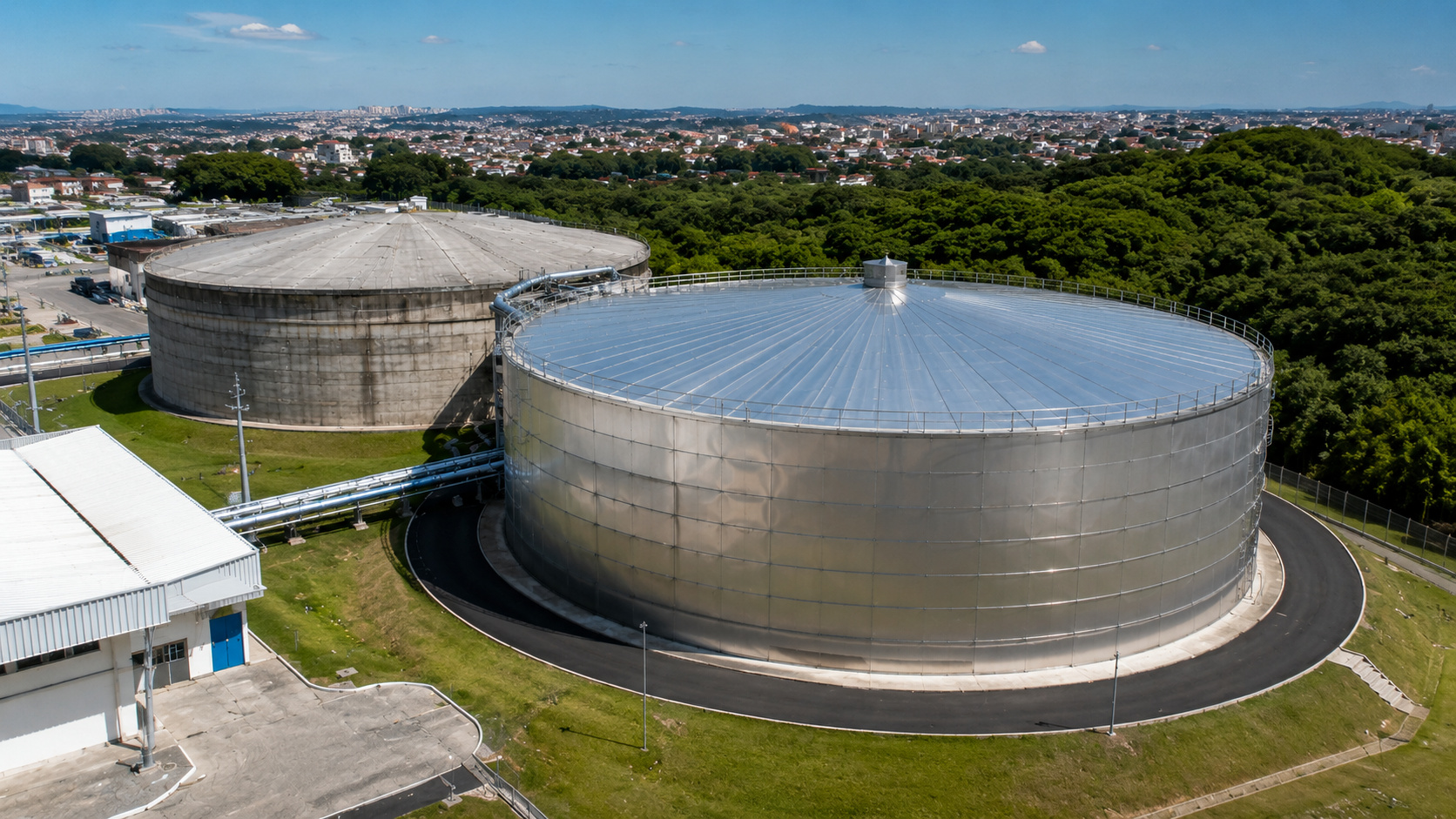 Maior reservatório de água tratada da América Latina construído pela Sanepar em Curitiba, com estrutura metálica de duplo aço, ao lado de reservatório de concreto e integrado ao sistema de abastecimento da região.