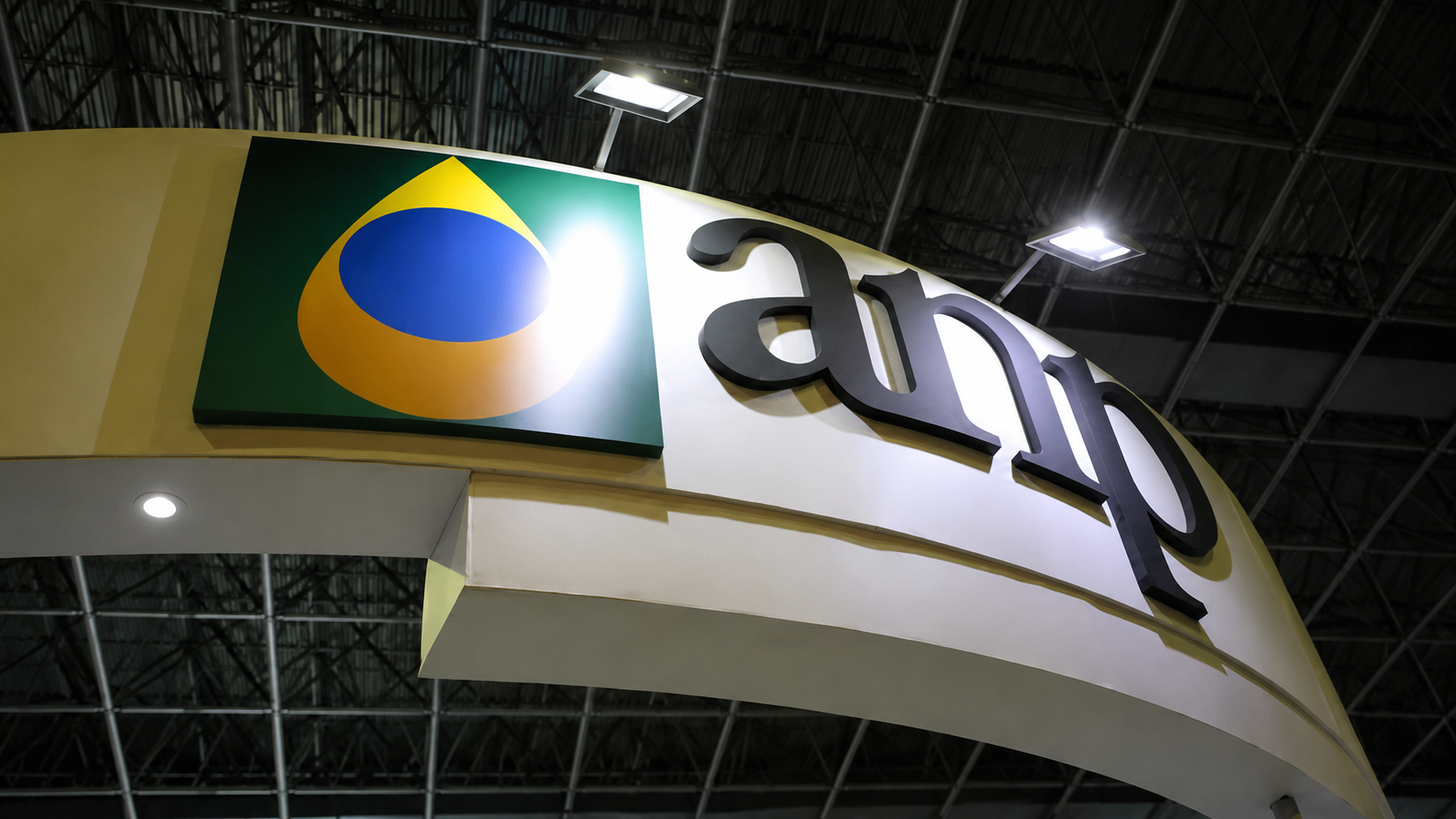Logomarca da ANP em estande institucional durante evento do setor de energia, em imagem relacionada à suspensão da reforma do mercado de GLP e ao debate regulatório sobre segurança e distribuição de gás no Brasil.
