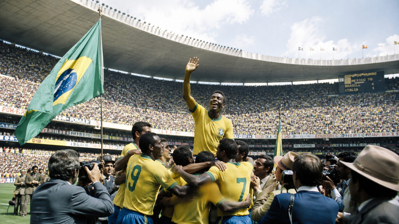 Seleção brasileira comemora o tricampeonato da Copa do Mundo de 1970 em estádio lotado, com jogadores reunidos em celebração e torcedores ao redor.