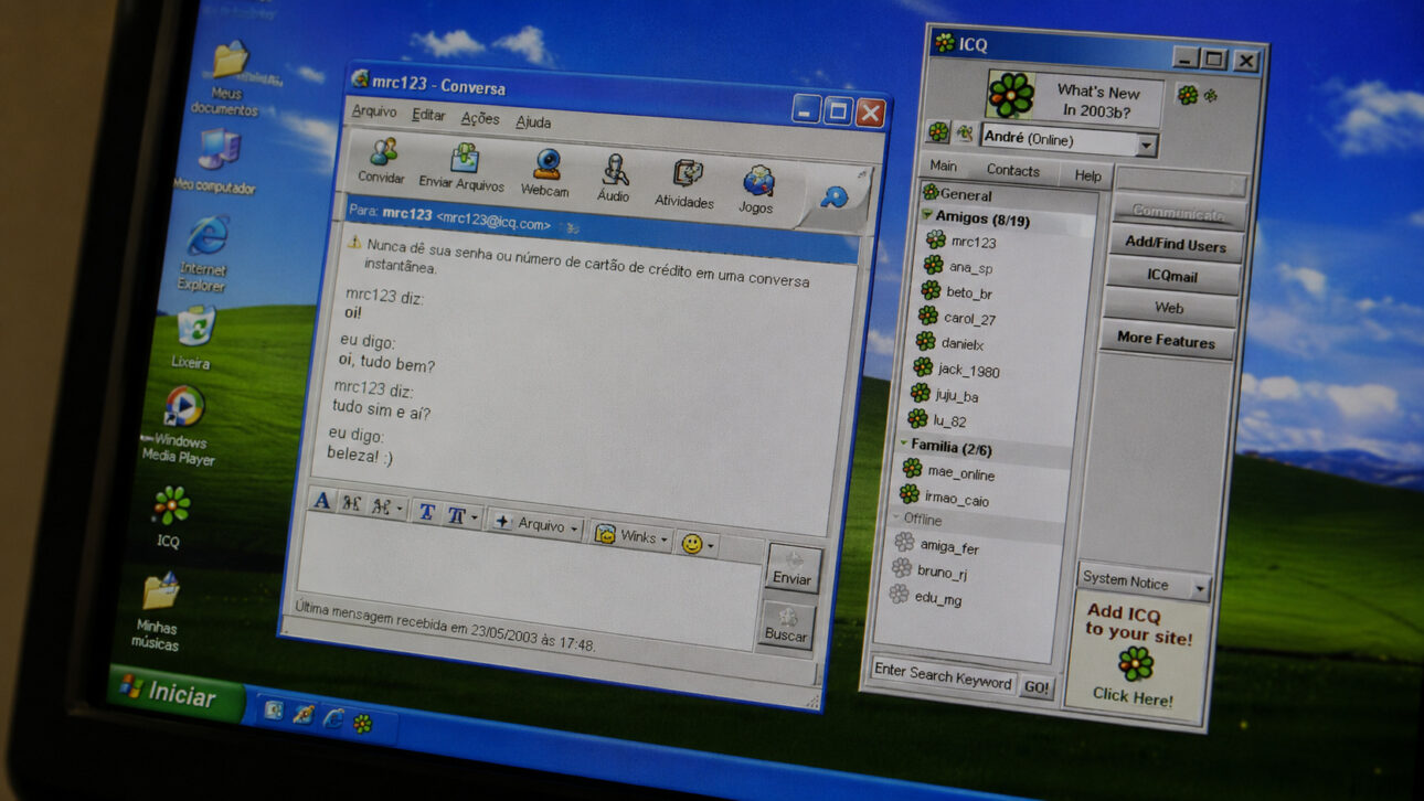 Computer monitor with an interface inspired by Windows XP and an instant messaging application similar to ICQ, representing the technology used during the 2002 World Cup.