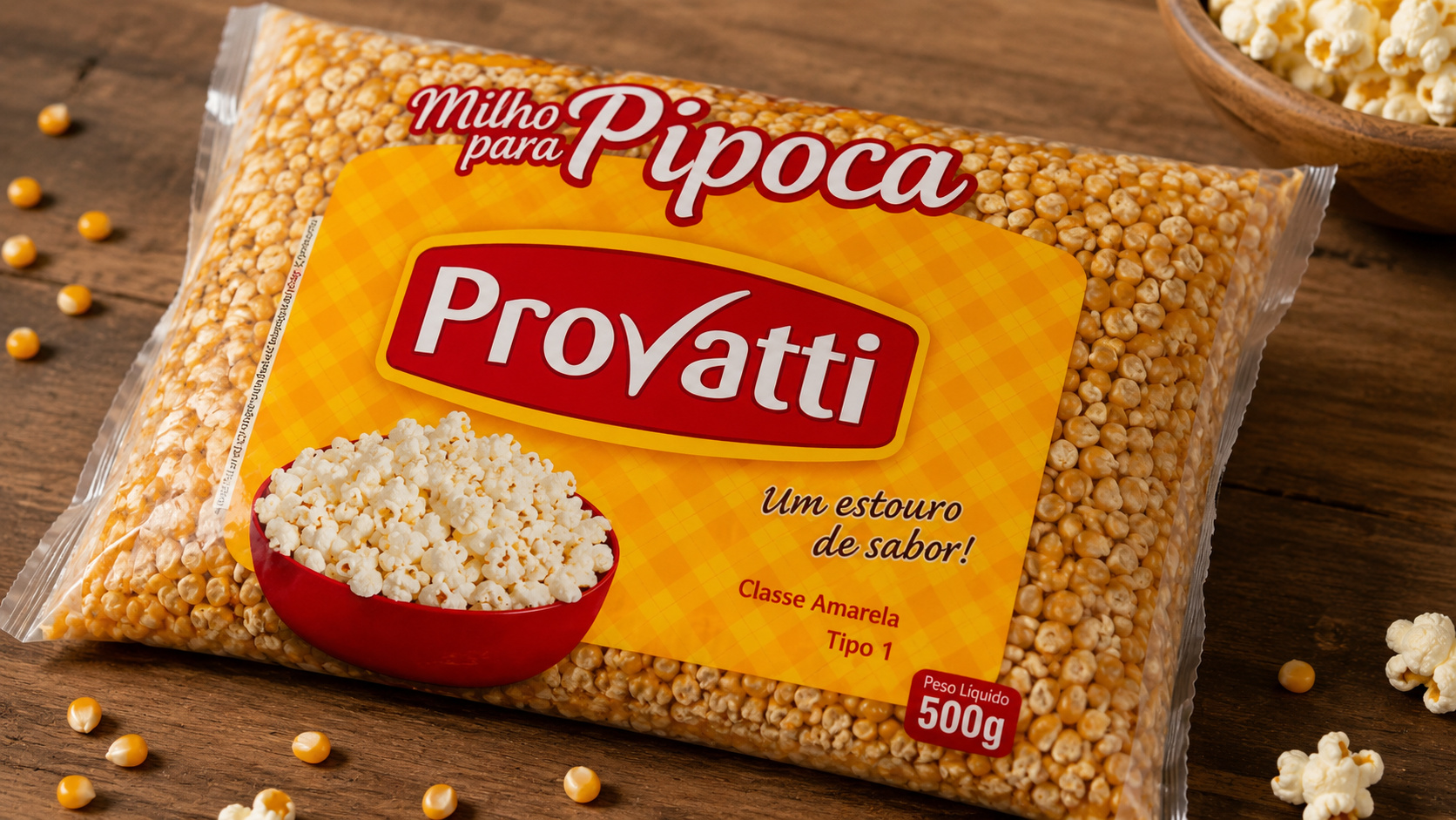 Pacote de milho para pipoca da marca Provatti sobre mesa de madeira, ilustrando o produto que teve todos os lotes recolhidos pela Anvisa após divergência sobre glúten e trigo no rótulo.