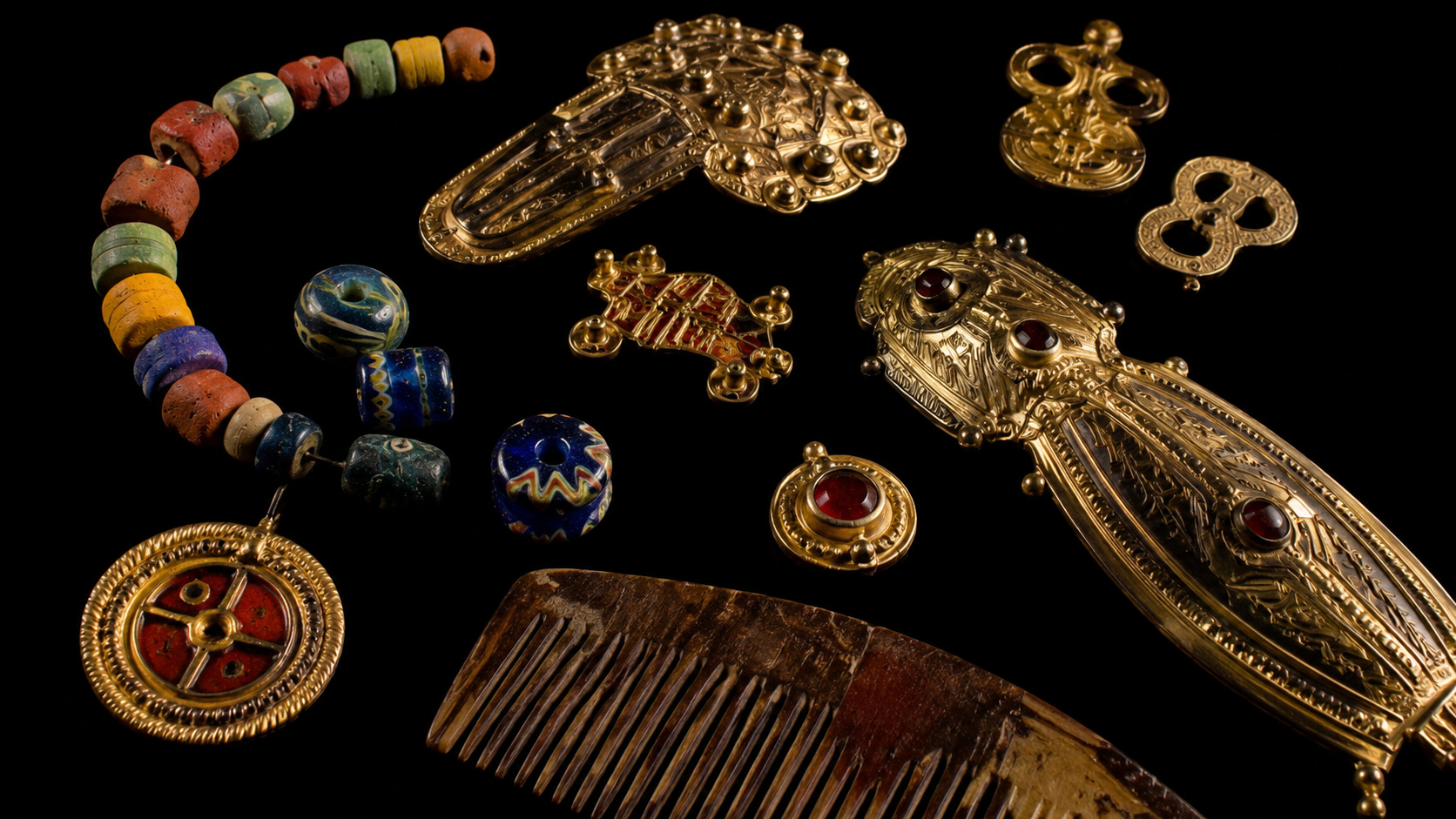 Artefatos arqueológicos de ouro, contas coloridas e pente antigo encontrados em cemitérios da Pequena Planície Húngara, região estudada por pesquisadores que analisaram o DNA de 314 indivíduos da transição entre o período romano e pós-romano.