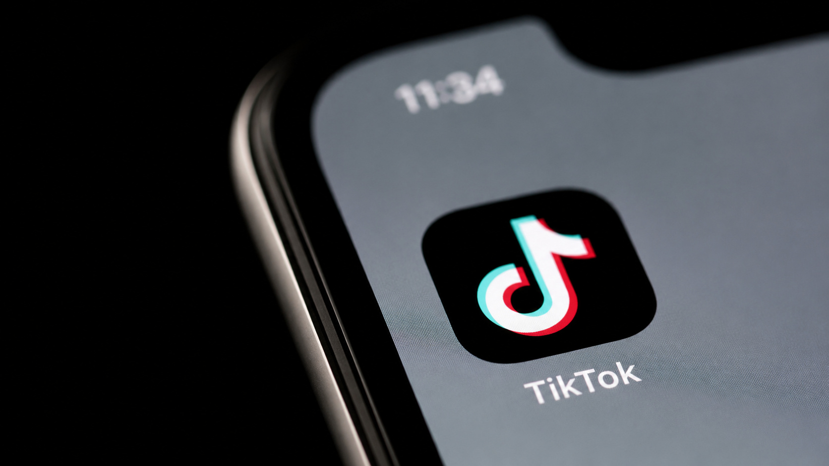 Ícone do TikTok em tela de celular ilustra processo da Flórida contra a plataforma por acesso de menores de 14 anos.
