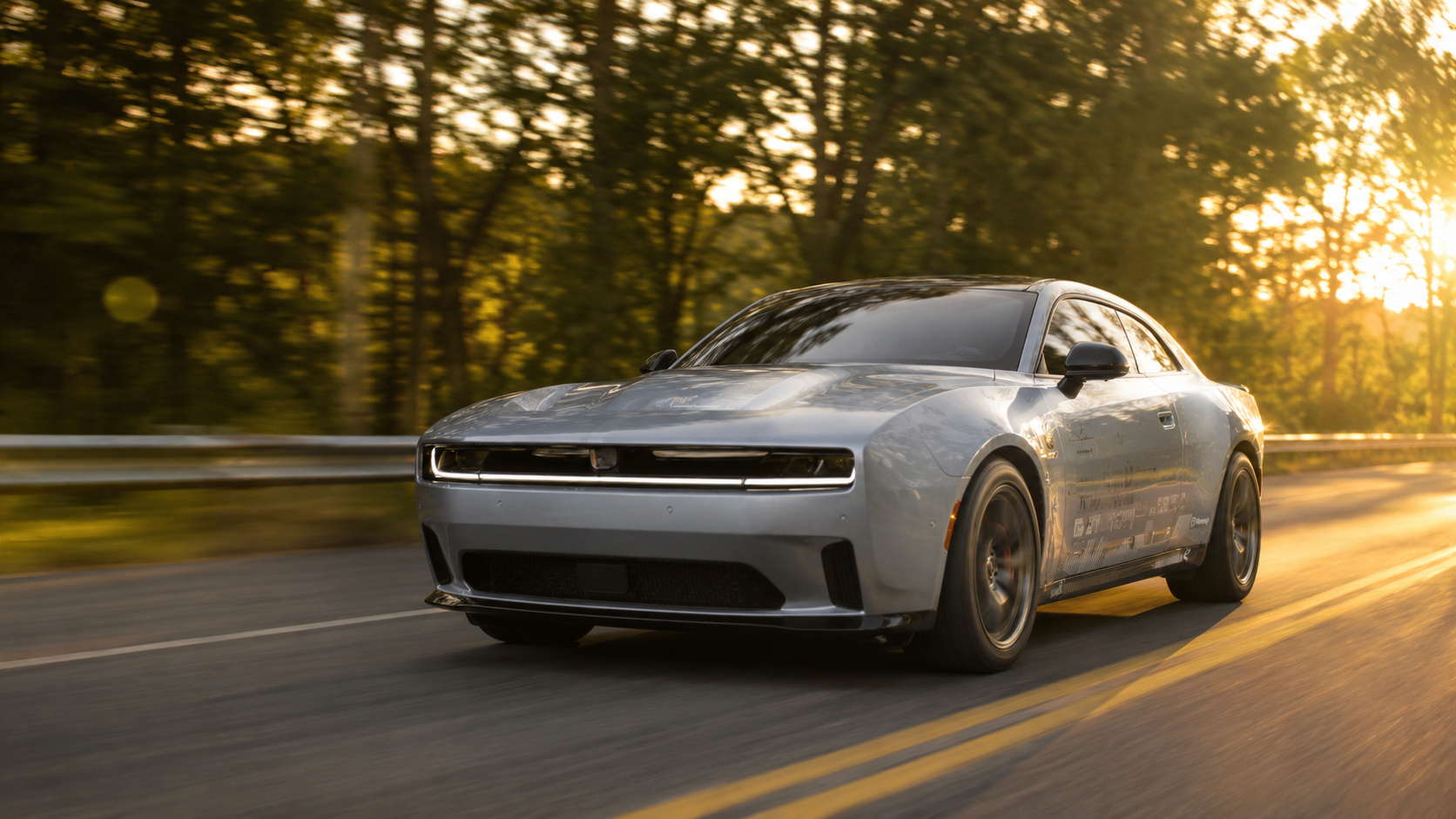Dodge Charger Daytona ganha bateria de estado sólido em teste real e reacende a corrida por carros elétricos mais leves, rápidos para carregar e com mais autonomia