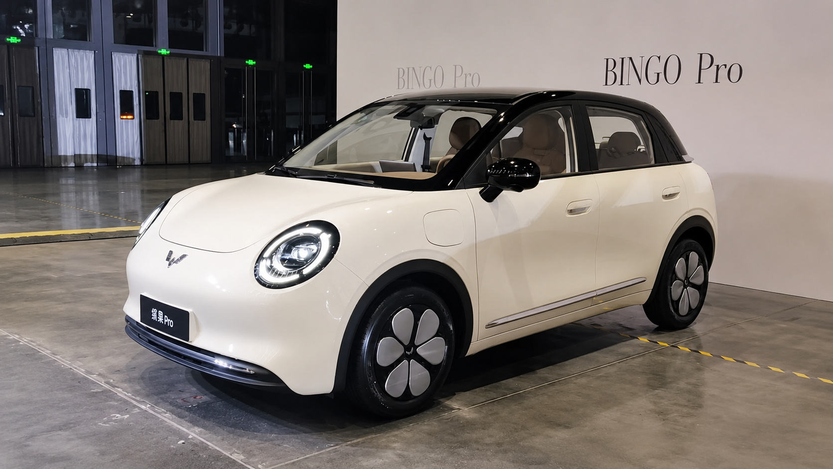 Wuling Bingo Pro branco em exposição, hatch elétrico apontado como possível base para o futuro Celta elétrico da Chevrolet no Brasil.