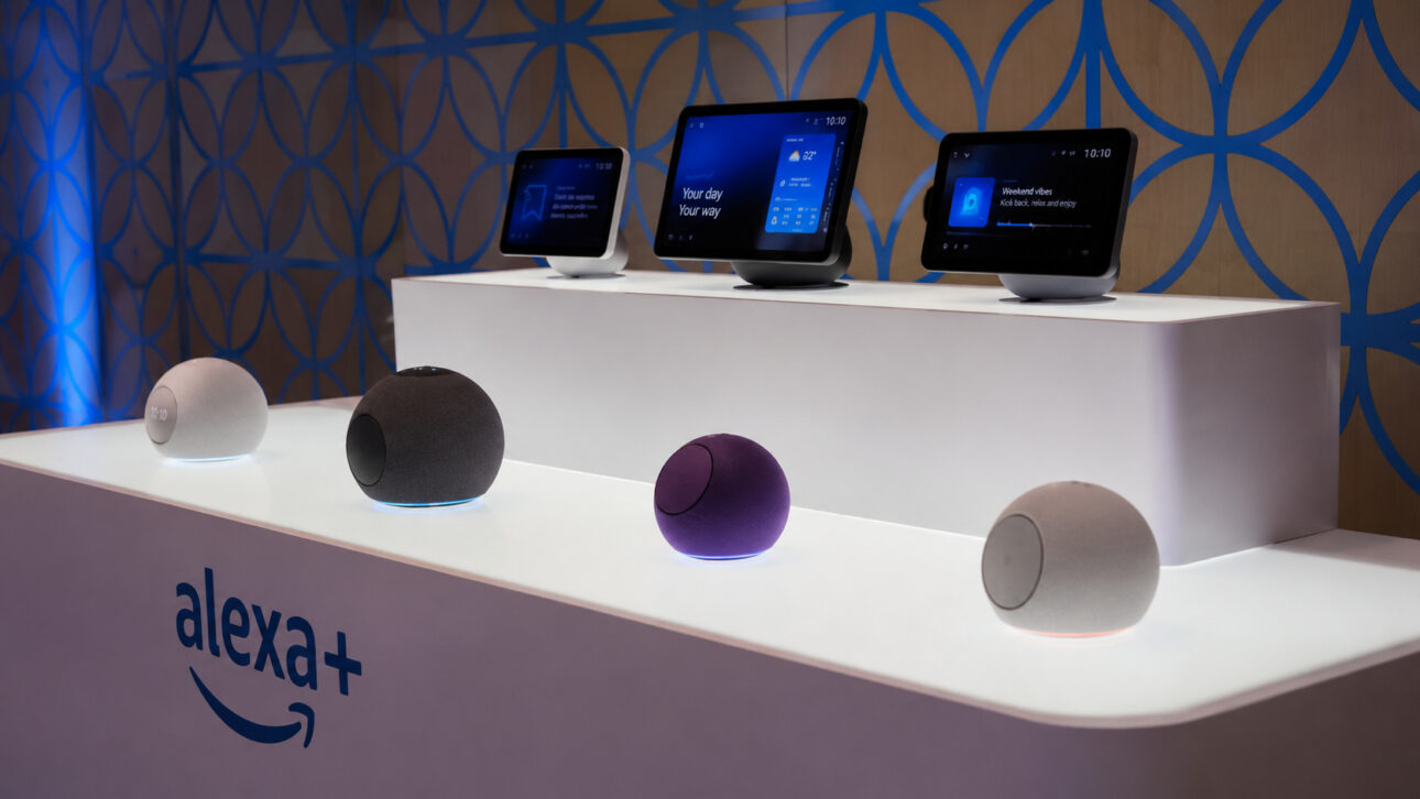 Exposição de dispositivos Echo e telas inteligentes com Alexa+, destacando a chegada da assistente com IA generativa ao Brasil.