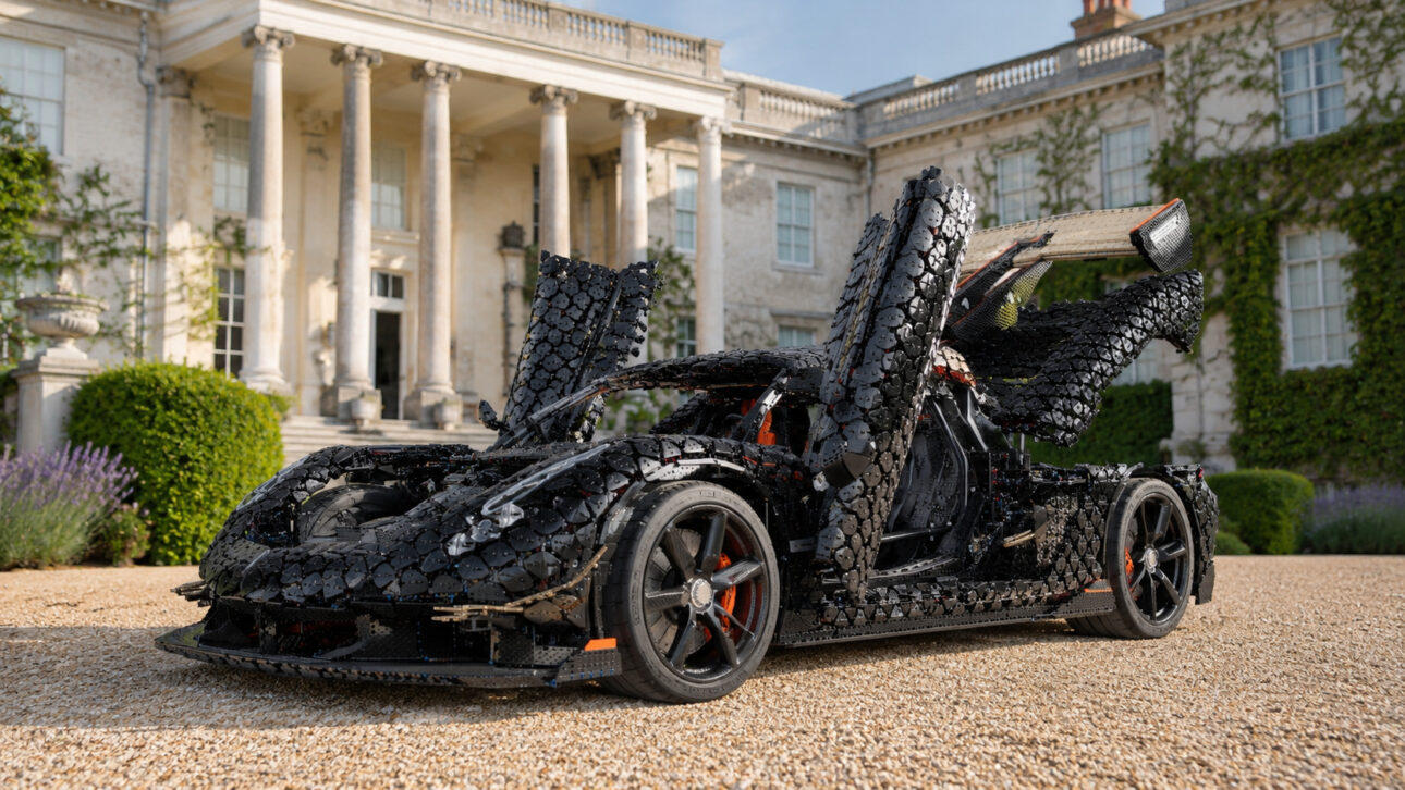 Carro esportivo de Lego em tamanho real inspirado no Koenigsegg Sadair’s Spear com portas abertas em frente a uma mansão.