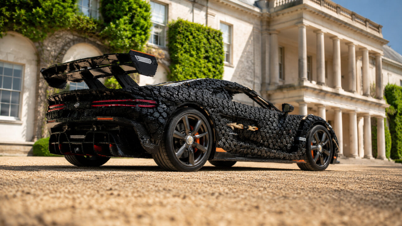 Réplica de carro esportivo de Lego em tamanho real inspirada no Koenigsegg Sadair’s Spear vista em ângulo baixo diante de uma mansão.