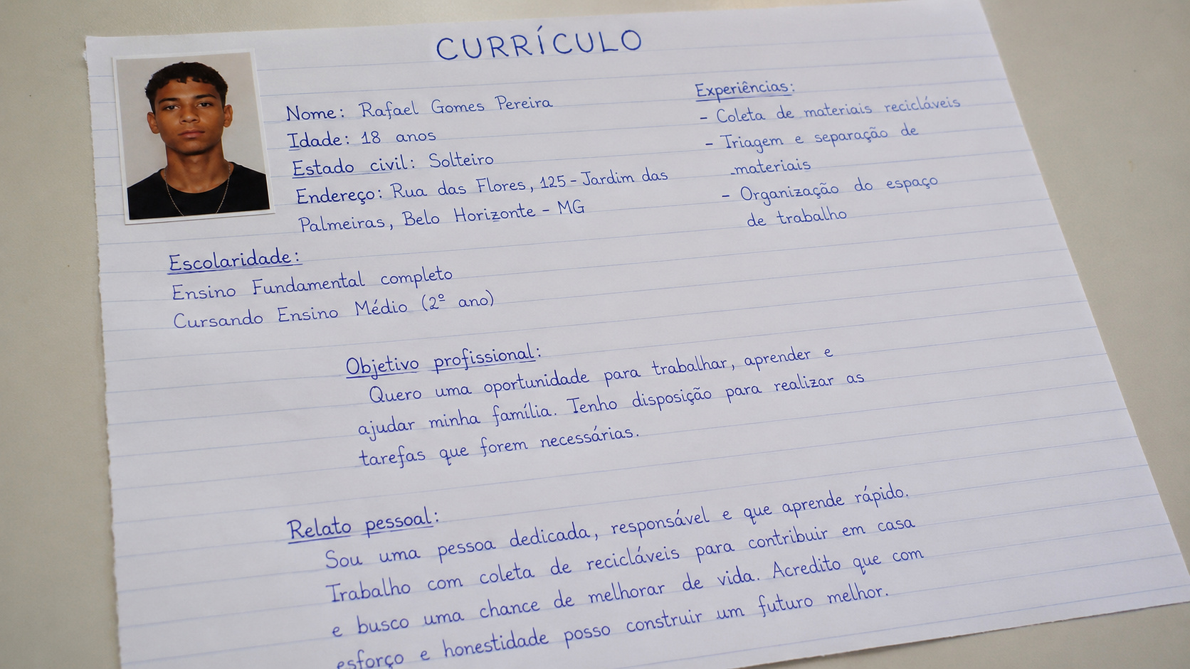 Currículo escrito à mão por jovem em busca de emprego formal, com relato sobre trabalho com materiais recicláveis e ajuda à família.