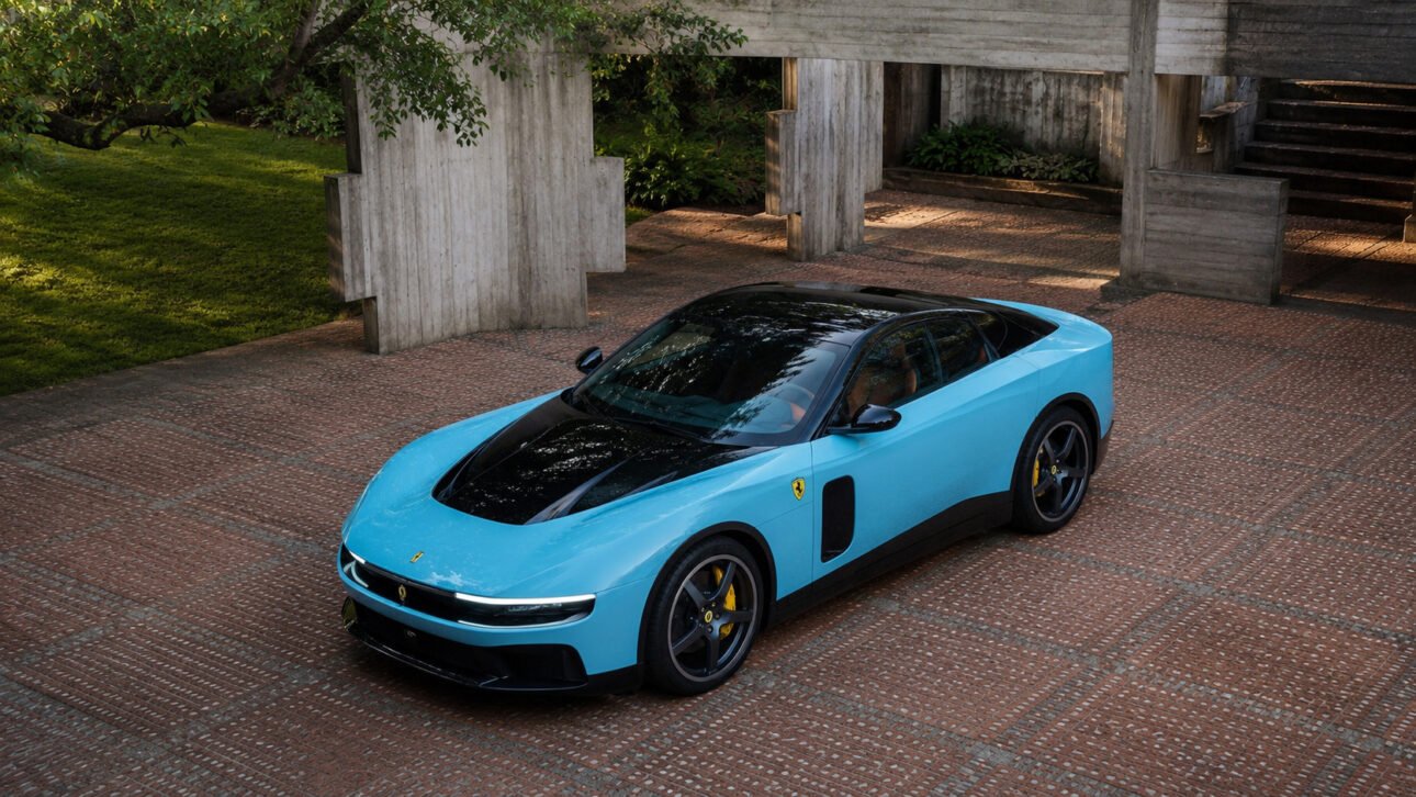 Carro elétrico esportivo azul inspirado no Ferrari Luce, estacionado em pátio moderno com estruturas de concreto e área verde.