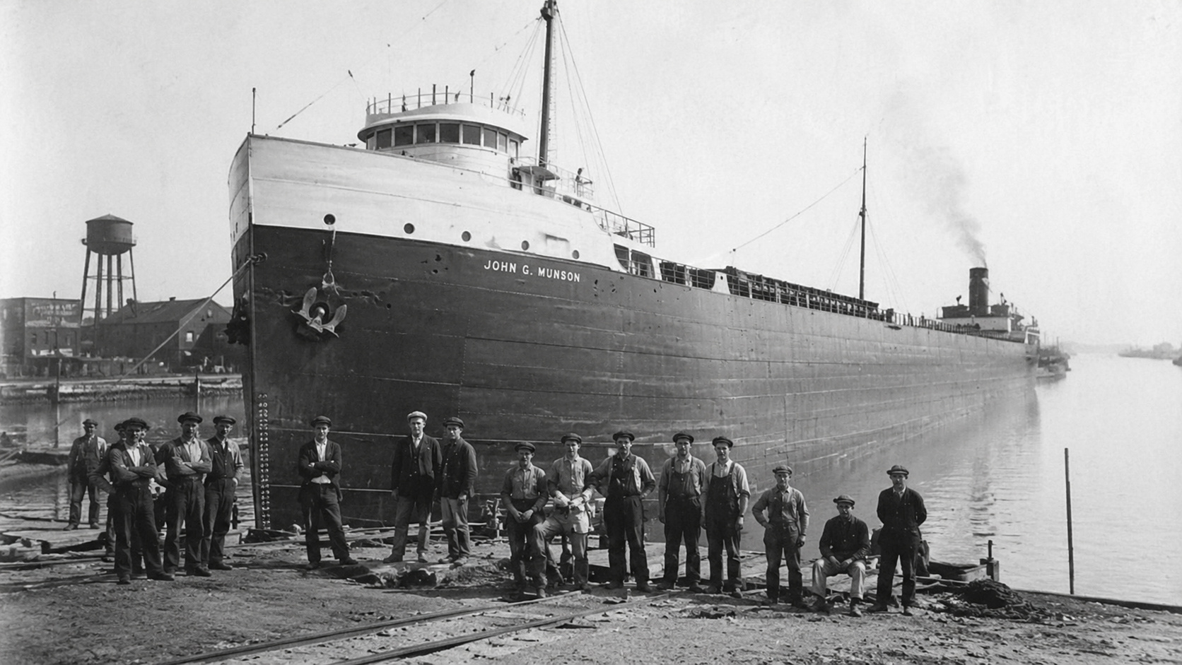 Cargueiro histórico dos Grandes Lagos atracado diante de tripulantes, em imagem ilustrativa sobre o SS Daniel J. Morrell